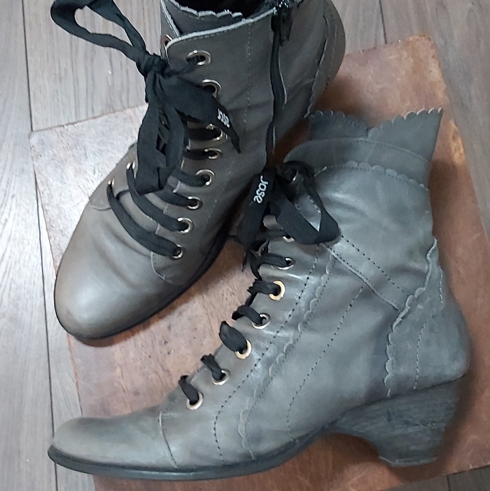Jose Saenz leather booties